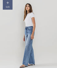 Load image into Gallery viewer, Plus Size Tummy Control 90’s Jean
