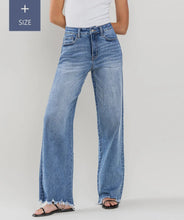 Load image into Gallery viewer, Plus Size Tummy Control 90’s Jean
